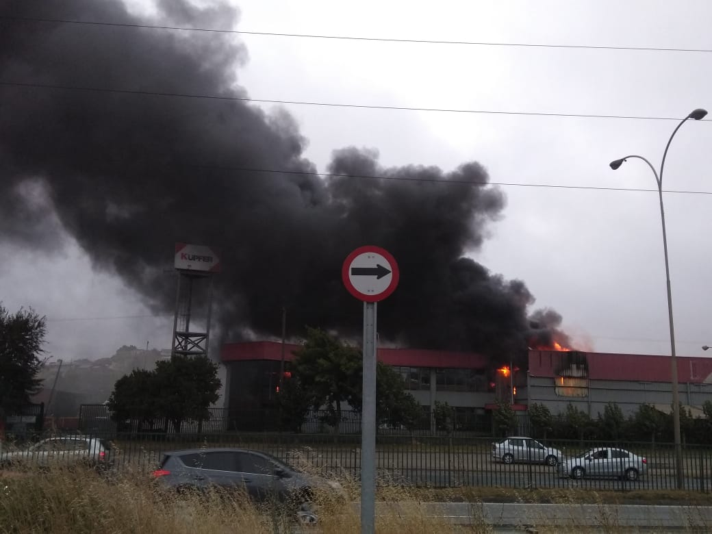 Salud inició investigación por incendio que afectó a empresa Küpfer en Concepción