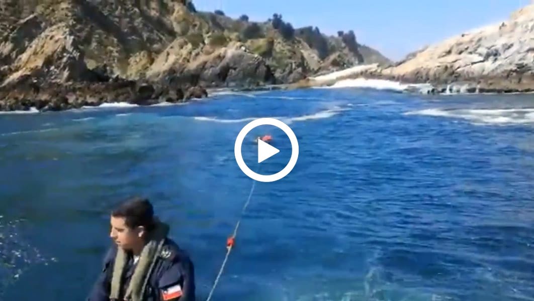 Rescatan a tripulantes de bote que se volcó en medio del mar en Talcahuano