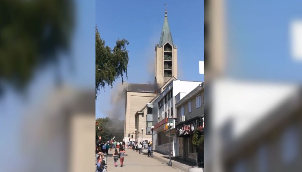 Incendio se registra al interior de la Catedral de Valdivia