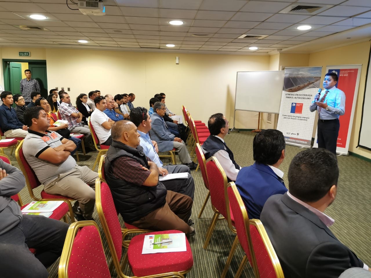 Más de 100 instaladores eléctricos del Biobío se capacitaron en generación distribuida