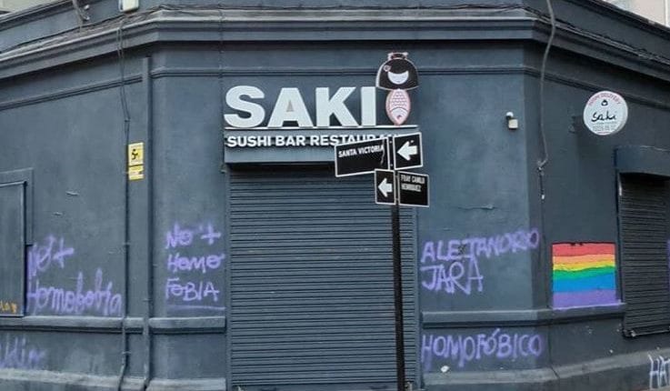 Pareja denuncia que fueron expulsadas de local de sushi por estar abrazadas: “Nos echaron por ser lesbianas”