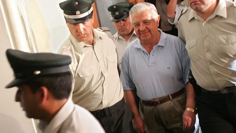 Ejército apeló al retiro de imágenes de Manuel Contreras y lo compara con José Miguel Carrera