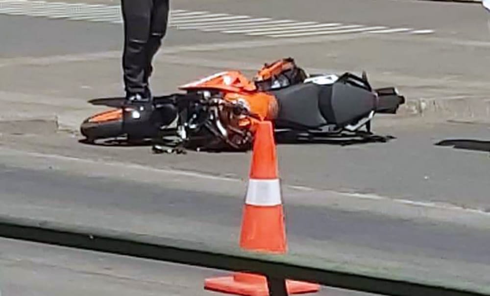 Muere motociclista tras colisionar con un camión en Coronel