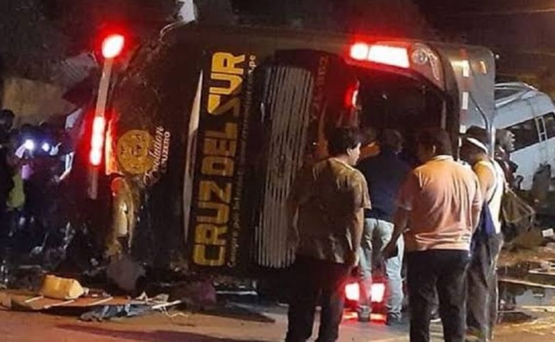 Al menos 17 muertos y decenas de heridos deja accidente de tránsito en Arequipa