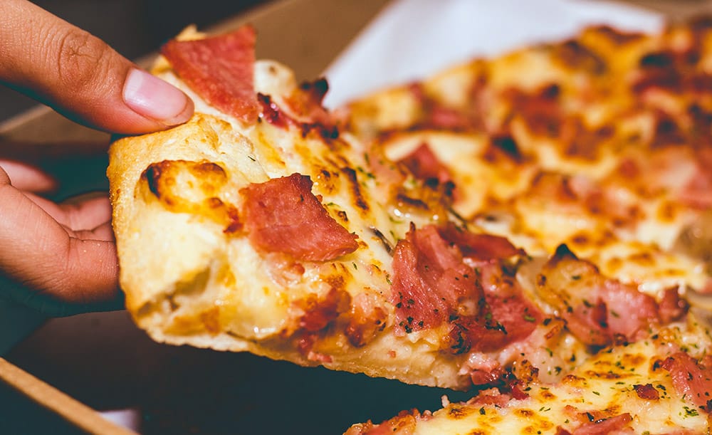 Exrepartidor arriesga hasta 18 años de cárcel por escupir una pizza antes de entregarla