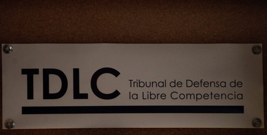 Nueva colusión: Condenan a 2 laboratorios por colusión en licitaciones de suero fisiológico