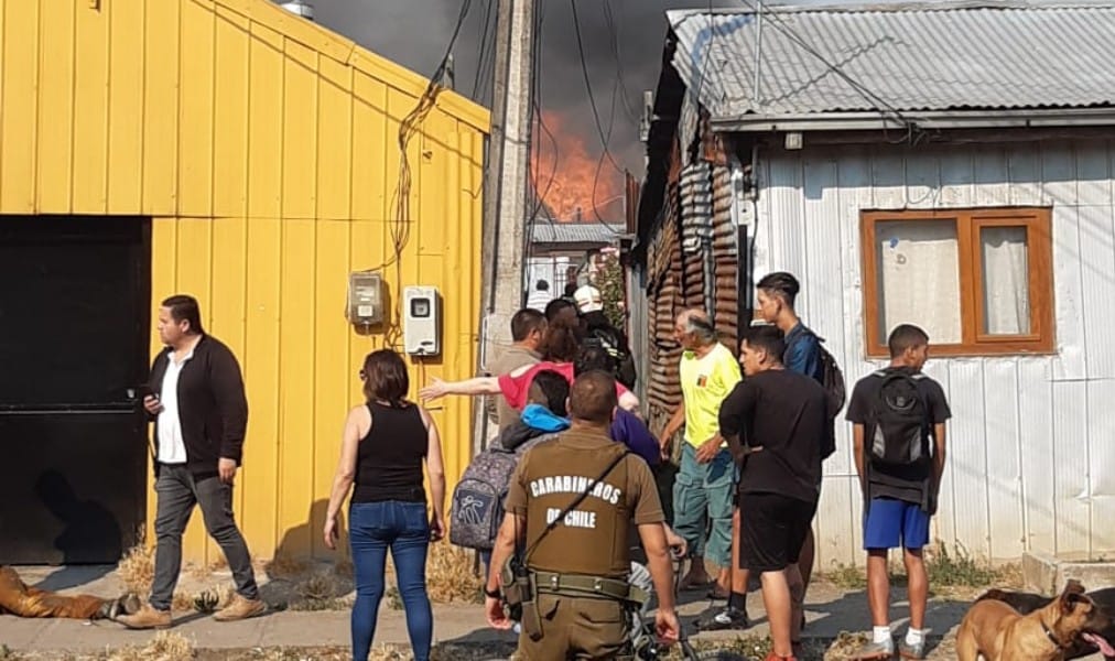Violento incendio consumió cuatro viviendas en Concepción