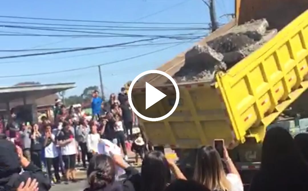 Conductor descargó escombros en medio de la calle en Lota tras recibir amenazas