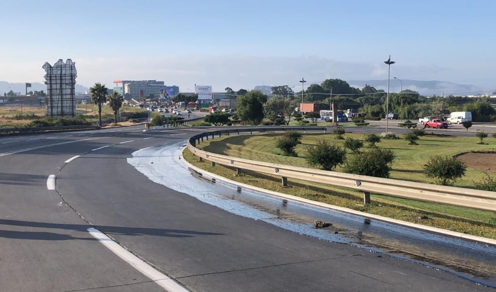Derrame de asfalto líquido mantiene cortado el puente O’higgins en Talcahuano
