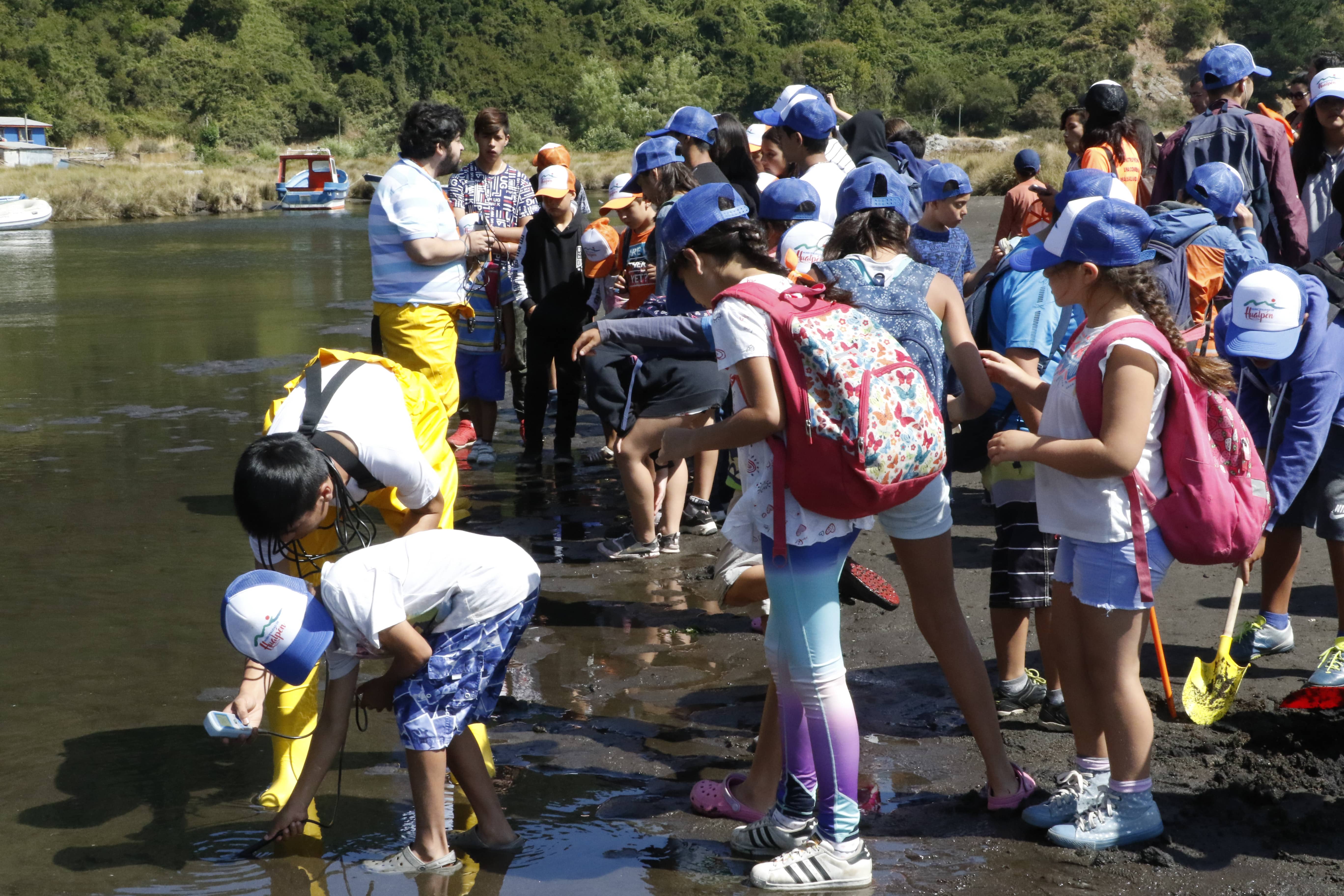 Enseñan a niños de Hualpén la importancia de cuidar los humedales en visita a Lenga