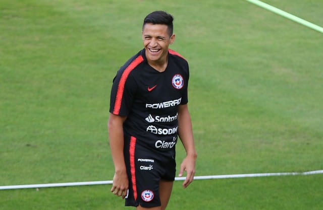 ¿Alexis Sánchez tiene nueva pareja? Fotos delatarían el nuevo romance del futbolista