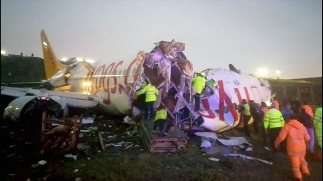 Avión se partió en tres al salirse de la pista cuando aterrizó