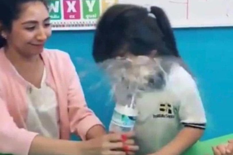 Despiden a Educadora de párvulos que hizo cruel broma a pequeña alumna de kínder