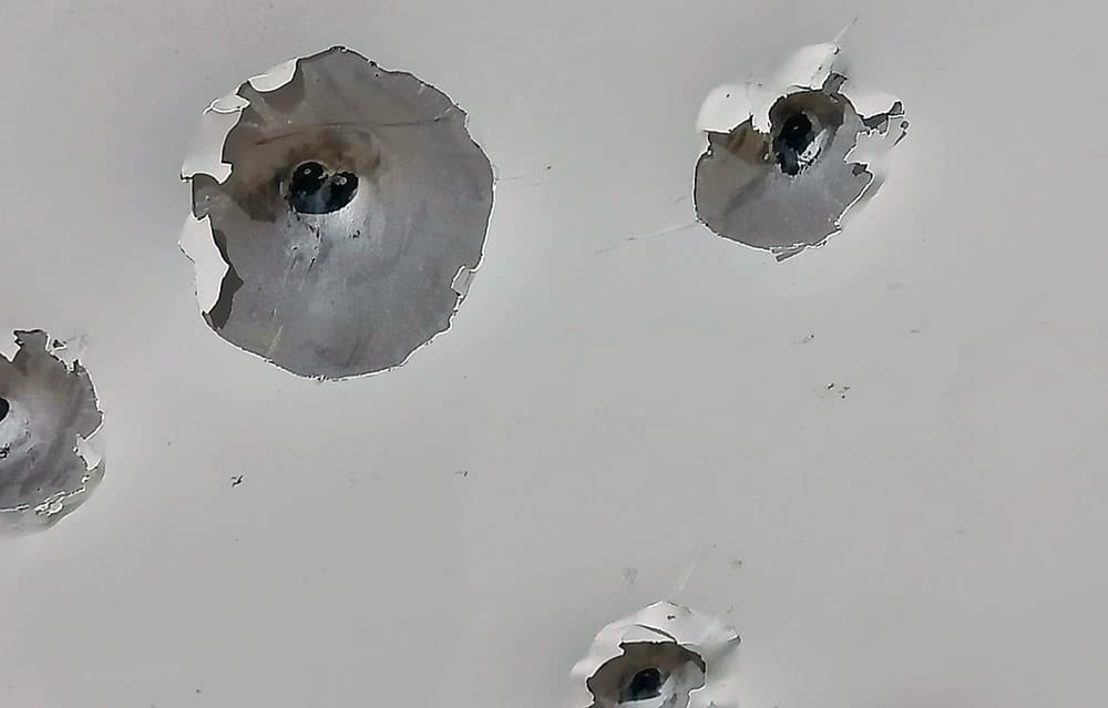 Camión repartidor quedó con múltiples impactos de bala tras ataque armado en Tirúa