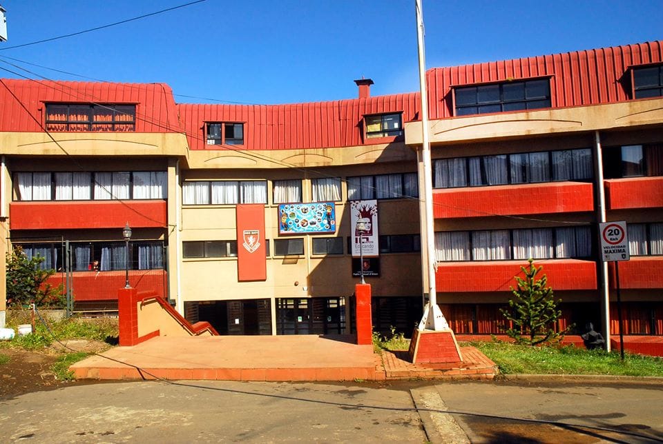 Funa reveló decena de abusos sexuales de profesor en Lota: Colegio católico lo separó de funciones