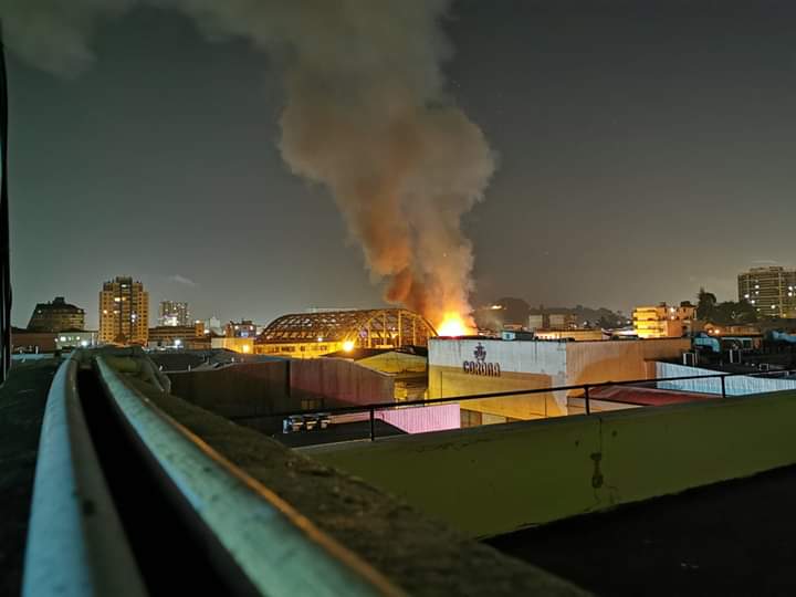 Incendio de madrugada arrasa con locales a un costado del ex Mercado de Concepción