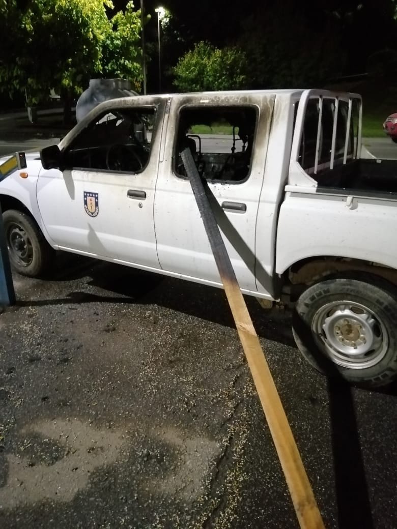 U. de Concepción anunció querella por quema de dos camionetas y daños al interior del campus
