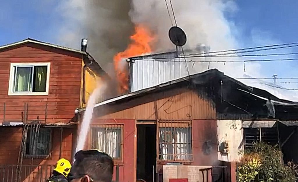 Fuego sin control arrasa con viviendas en sector Barrio Norte de Concepción