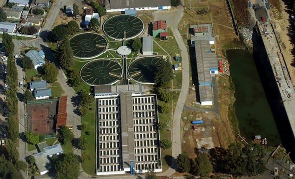 Corte de agua: Mancha de aceite obligó a Essbio a detener funcionamiento de planta La Mochita en Concepción