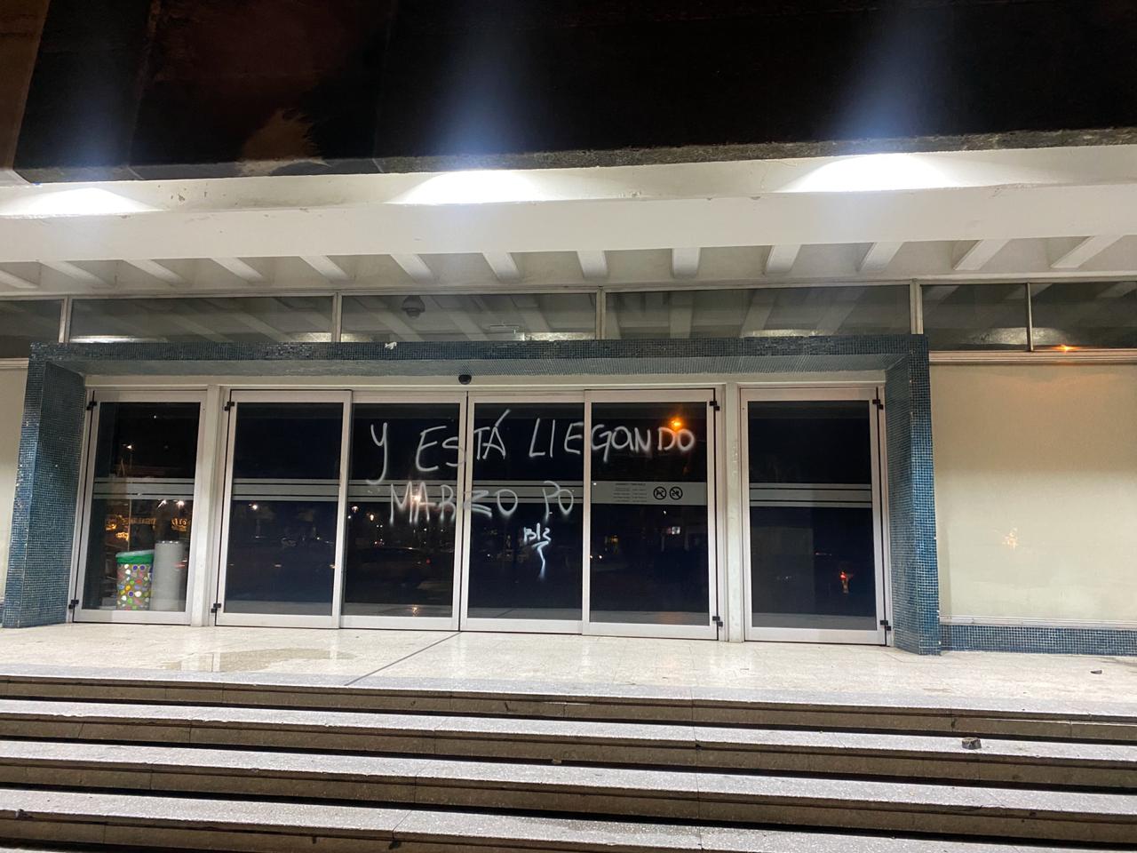 Vehículos quemados y un “amenazante” rayado dejan disturbios en la Universidad de Concepción