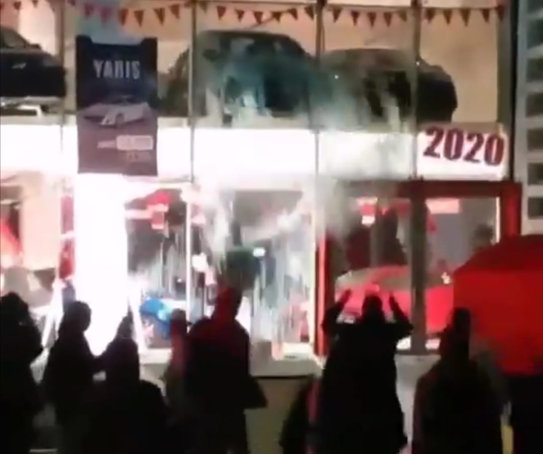 Vídeo: Lanzan vehículo desde segundo piso de automotora en Viña del Mar
