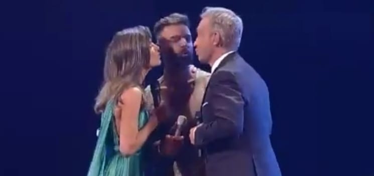 Vídeo: Ricky Martin le robo un beso a Martin Cárcamo en Viña del Mar