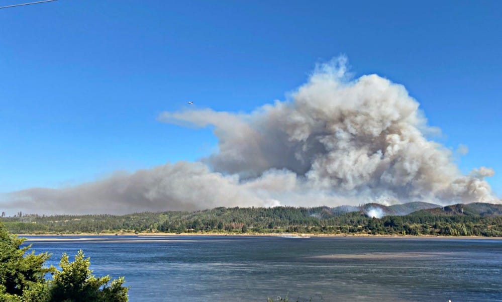 Megaincendio en Hualqui levanta columna de humo tóxico visible desde varias comunas