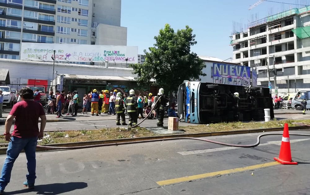 Colisión de taxibuses en Concepción: Una micro se volcó dejando al menos 20 lesionados