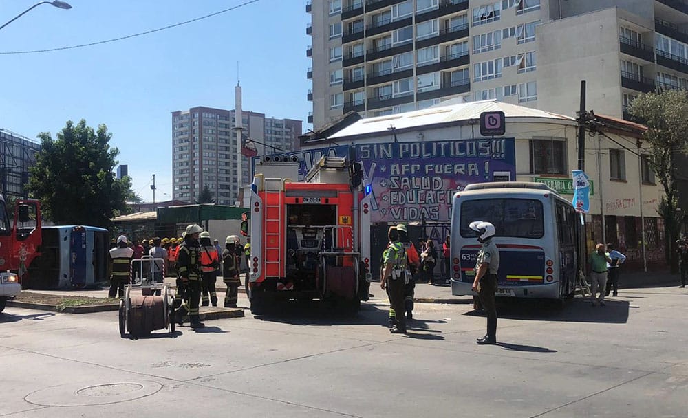 Reporte de Bomberos: 4 pasajeros inmovilizados y 20 con lesiones tras colisión de taxibuses en Concepción