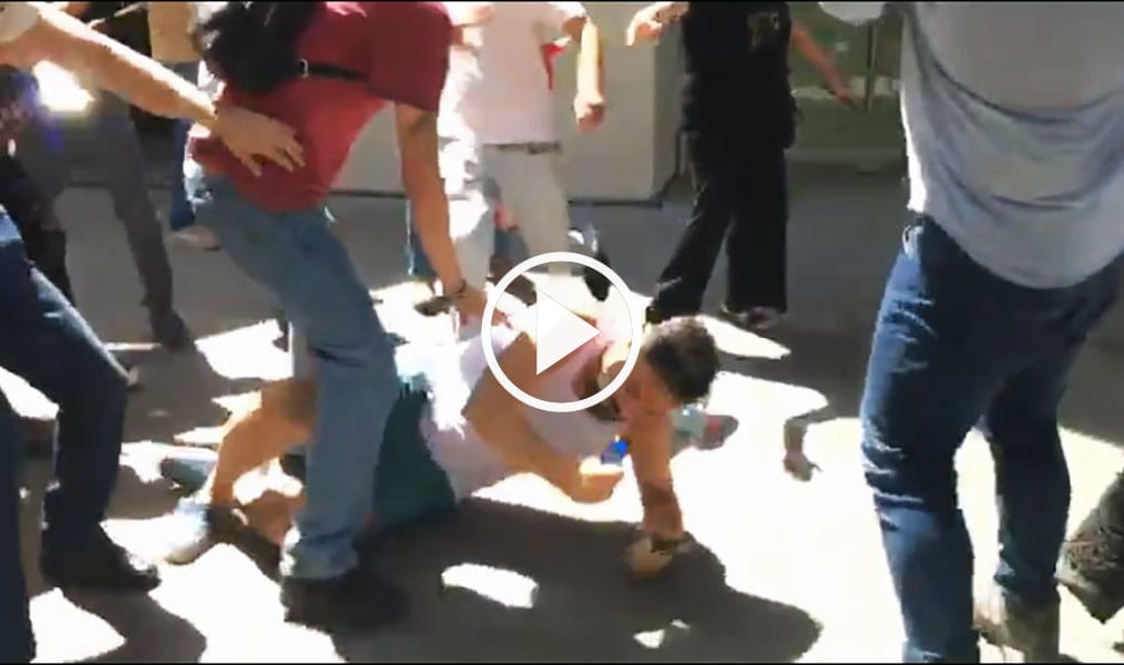 Registran momento en que agreden a Rafael Cavada durante marcha por el Rechazo