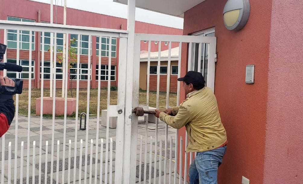 A martillazos forzaron entrada de Colegio Almondale Valle para que docentes ingresaran