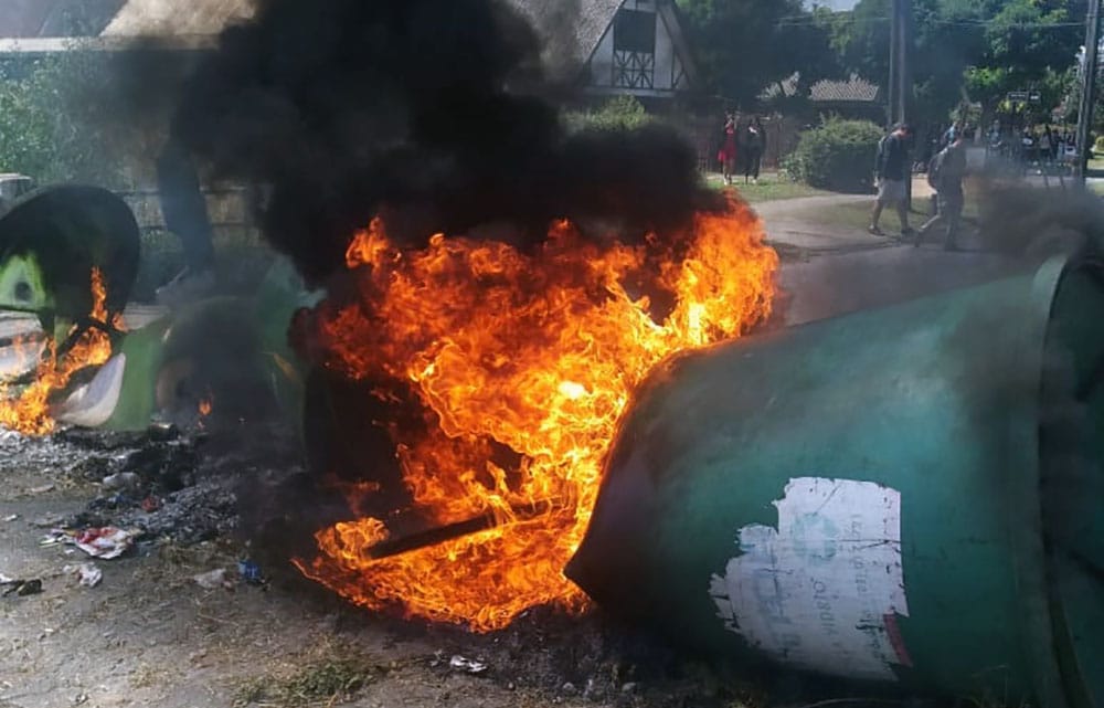 Barricadas y enfrentamientos se registran frente a la UBB de Concepción
