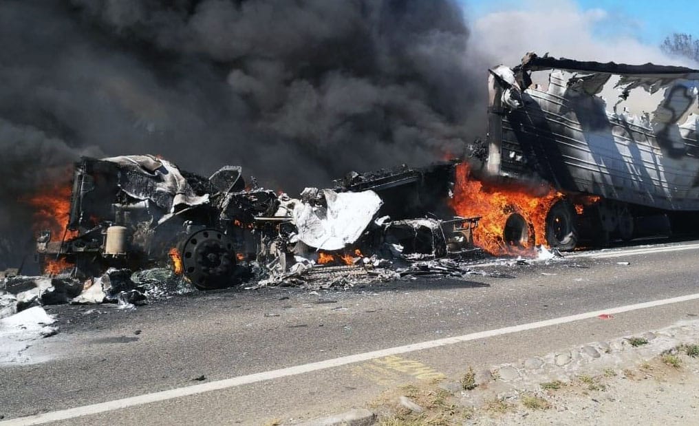 Sujetos dispararon a conductor y prendieron fuego a camión con jibia en Tirúa