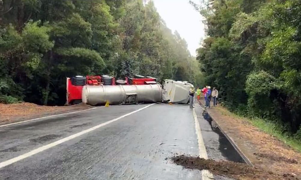 Camión se volcó en medio de Ruta de la Madera: Tránsito suspendido en ambas direcciones