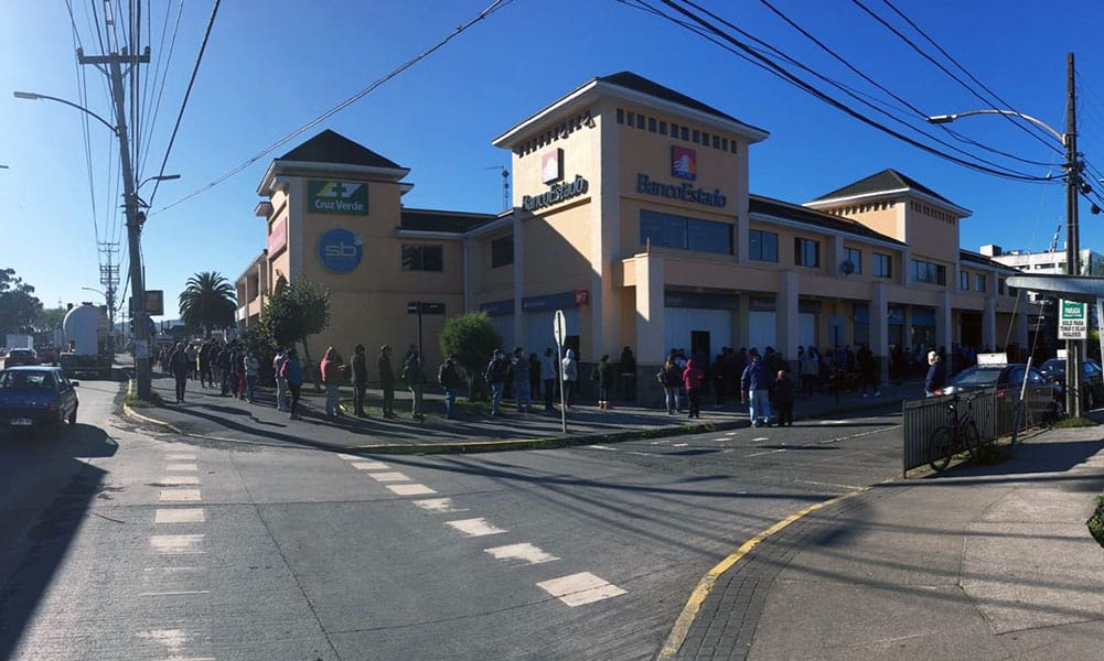Largas filas se registran en farmacias, bancos y supermercados de San Pedro de la Paz y Concepción