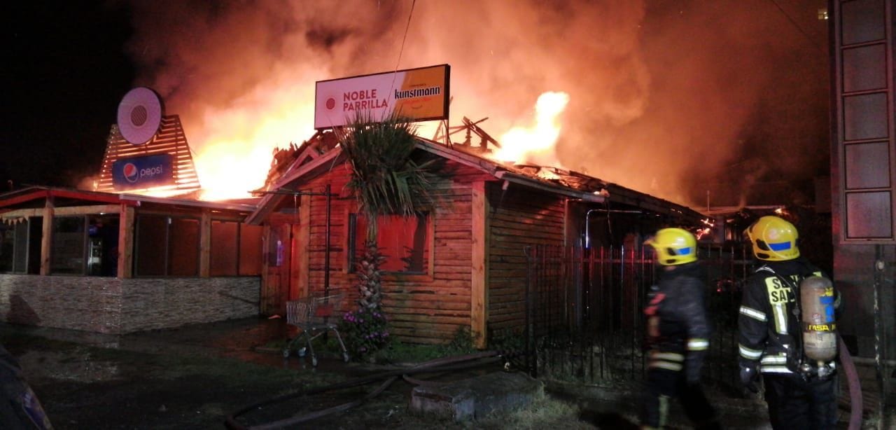 Incendio afectó a reconocido restaurante de parrilladas en San Pedro de la Paz