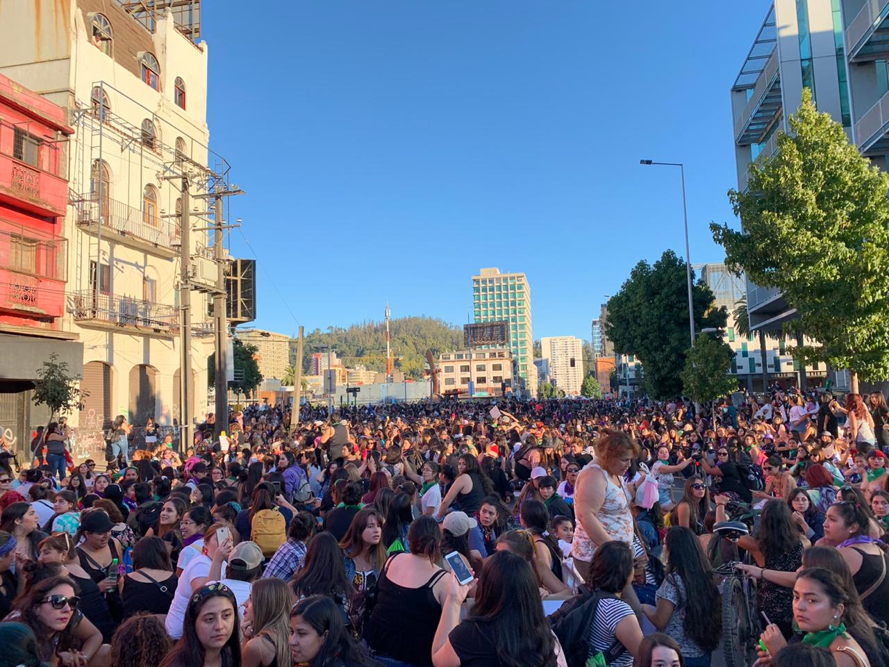 Miles de mujeres se “agacharon” para ayudar a niño perdido en marcha 9M en Concepción