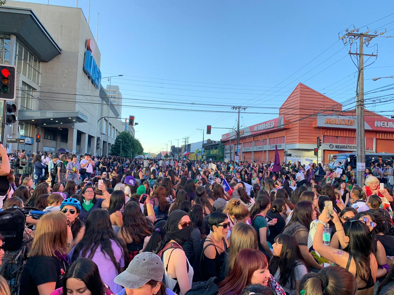 Colectivo feminista de Concepción acusó que hombres de “primera línea” las acosaron en masiva marcha