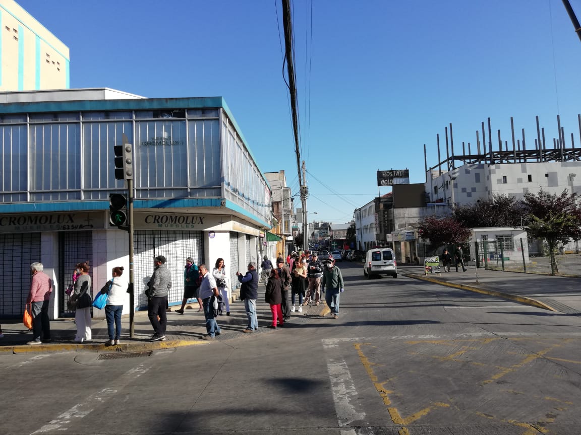 Adultos mayores hacen filas en Concepción para cobrar pensiones