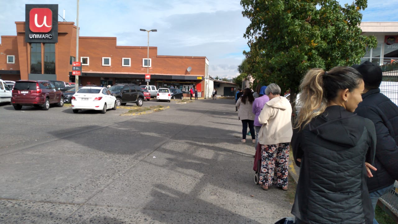 San Pedro de la Paz: Vecinos hacen largas filas en supermercados al no poder salir