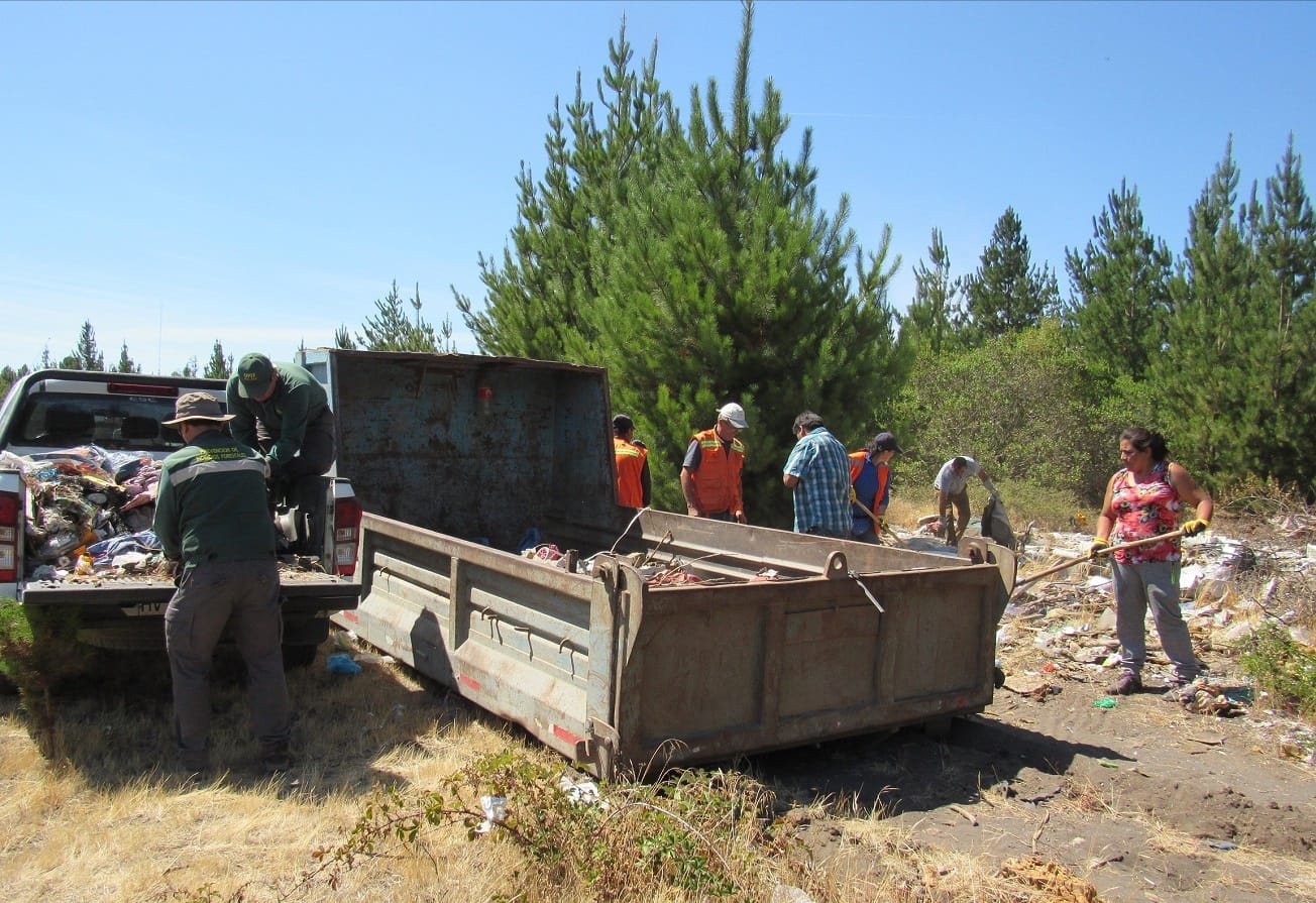Vecinos y Conaf trabajan para eliminar microbasurales en Yumbel y  prevenir incendios forestales
