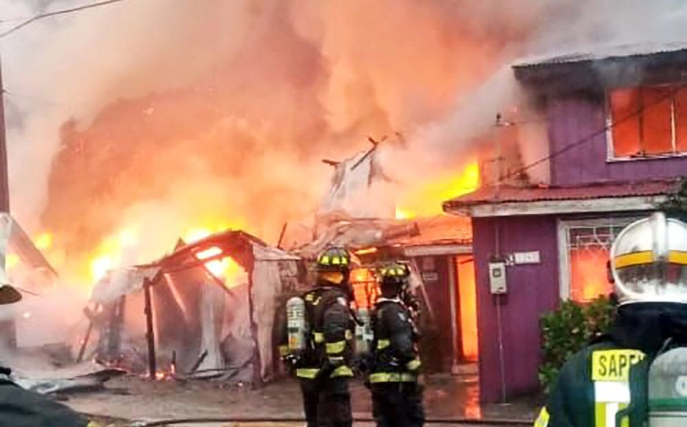 Incendio consumió casa y taller de carpintería en Concepción: Emergencia detuvo servicio de Biotrén