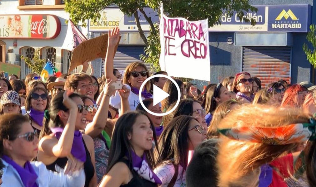 Captan a diputada Loreto Carvajal saltando al ritmo de “el que no salta es paco” en marcha 8M