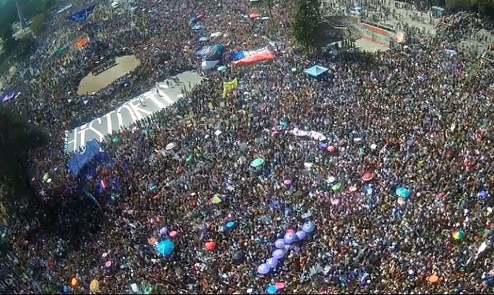 Multitudinaria marcha marca conmemoración del 8M en Santiago