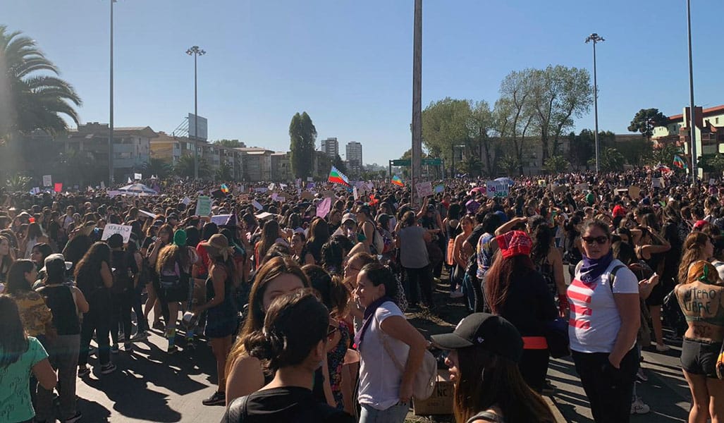 Multitudinaria marcha feminista copa calles de Concepción este 9M