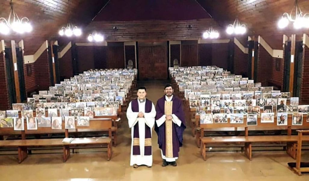 En medio de emergencia por Covid-19 celebran misa a más de mil fotos en Los Ángeles