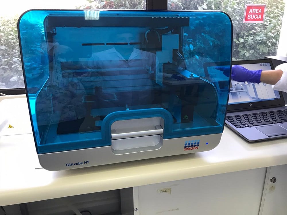 Robot implementado en la UdeC permitirá pasar de 200 a 800 muestras de coronavirus diarias