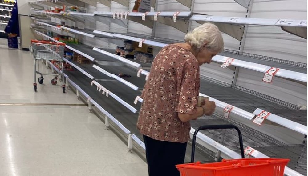 Abuelita es fotografiada llorando por desabastecimiento en supermercados