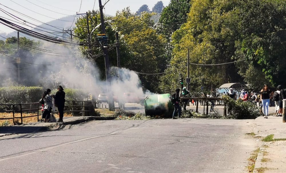 Nuevamente frontis de la UBB es escenario de manifestaciones y barricadas incendiarias