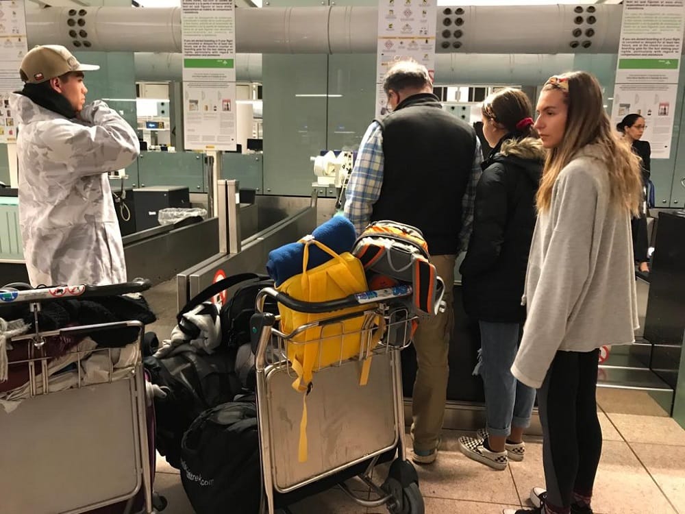 Penquistas están varados en Barcelona: Aerolínea dice que Gobierno de Chile pidió suspender ruta aérea
